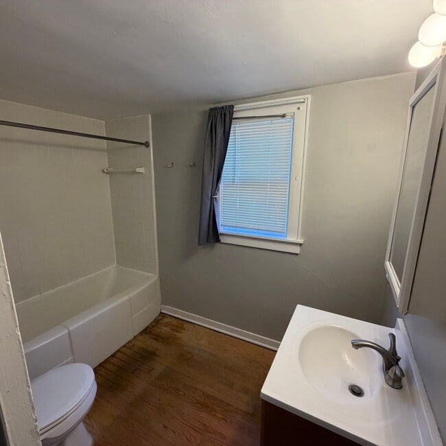 Building Photo - Spacious 4 Bedroom in Heritage Hill!