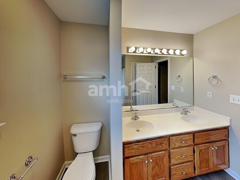 Building Photo - 2702 Camden Ct