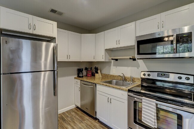 Building Photo - One Bedroom Apartment Available in The Heart of The Promenade!
