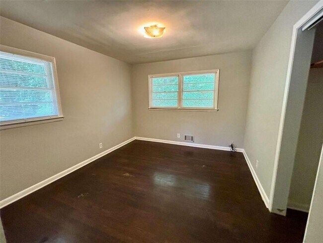 Building Photo - 2612 Dawn Dr