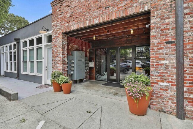 Building Photo - 675 Greenwood Ave NE