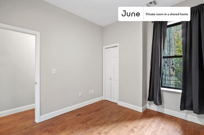 Building Photo - Room in Shared 4 bed/1 bath home