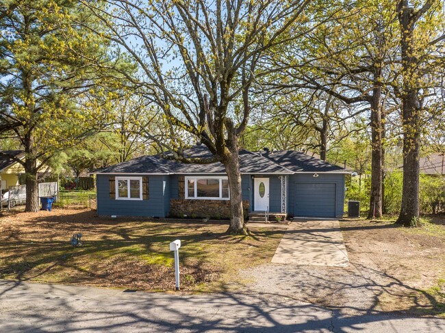 Building Photo - Freshly Updated 2 Bedroom House