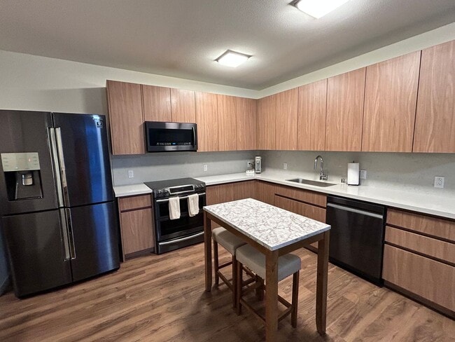 Building Photo - Penthouse 1-bedroom with 2-Parking!