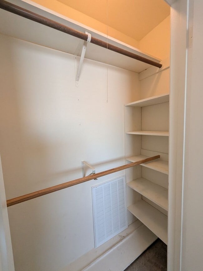 Building Photo - 976 Sunmeadow Dr