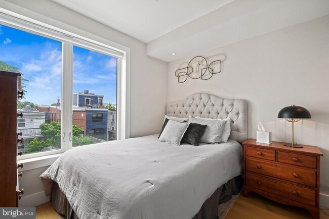 Building Photo - 919 12th St NE