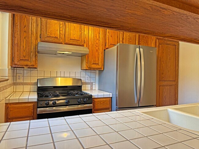 Building Photo - Beautifully Updated 3 Bedroom, 2.5 Bathroom Townhome!