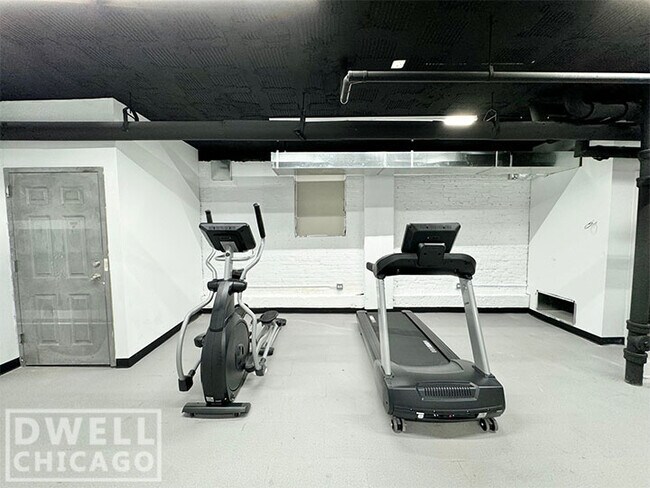 Building Photo - 901 W Carmen Ave