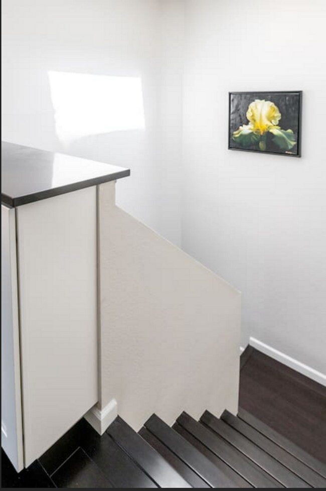 Building Photo - EPIC REA -End-unit AND TOP TWO floors (pen...