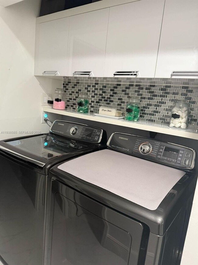 Building Photo - 2837 W 75th St