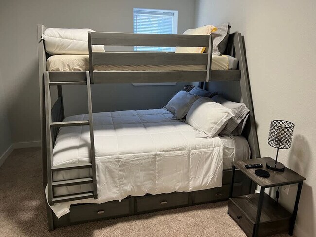 Building Photo - 1906 Almand Dr