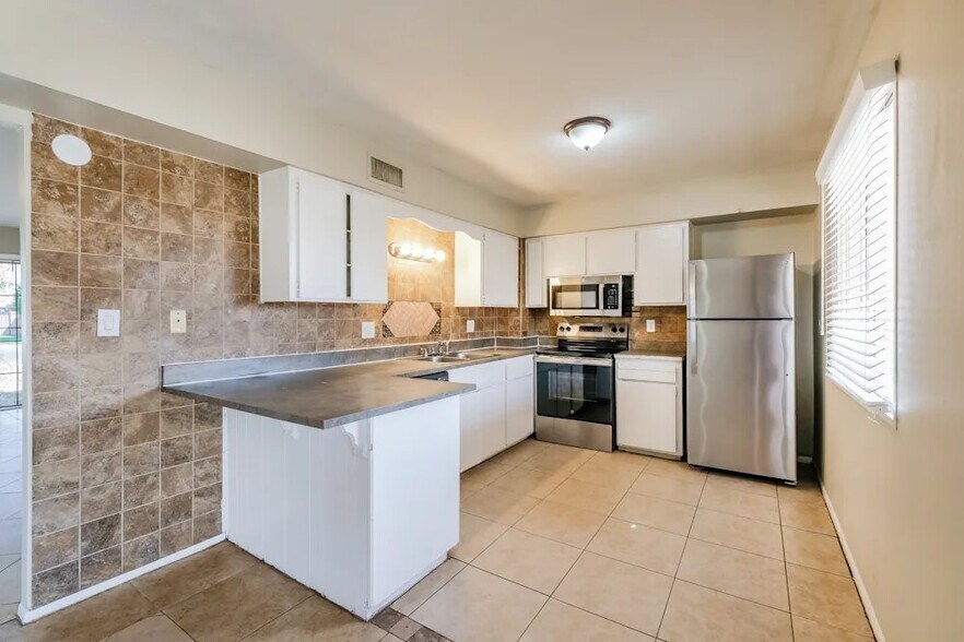 Building Photo - 3154 N 64th Dr