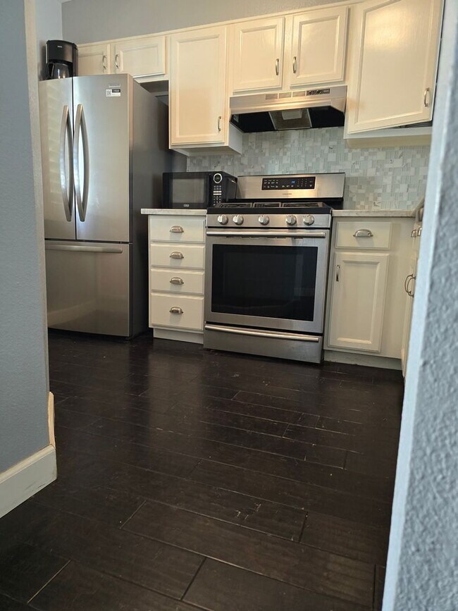 Building Photo - Three bedroom, three bathroom townhouse wi...