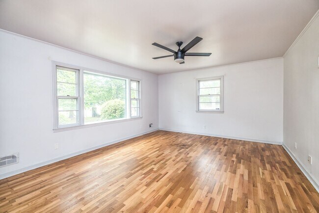 Building Photo - 9 Castlewood Dr