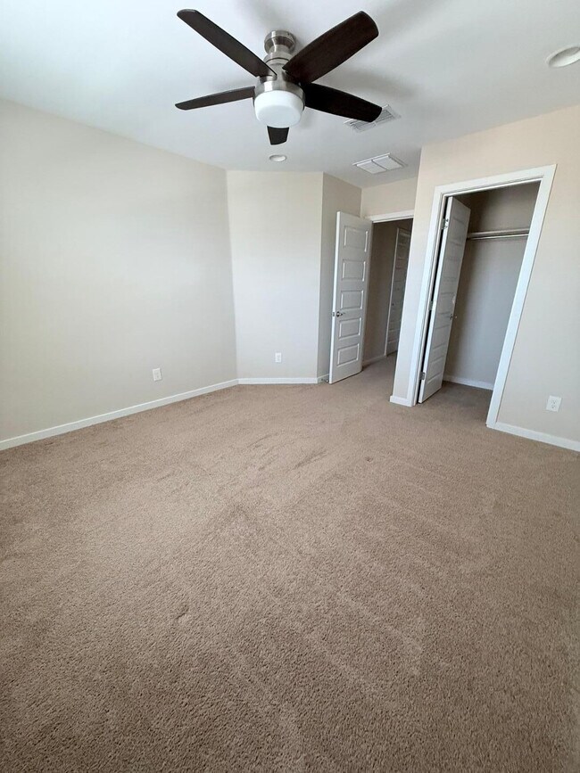 Building Photo - 9519 W Fallen Leaf Ln