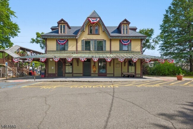 Building Photo - 1815 Front St
