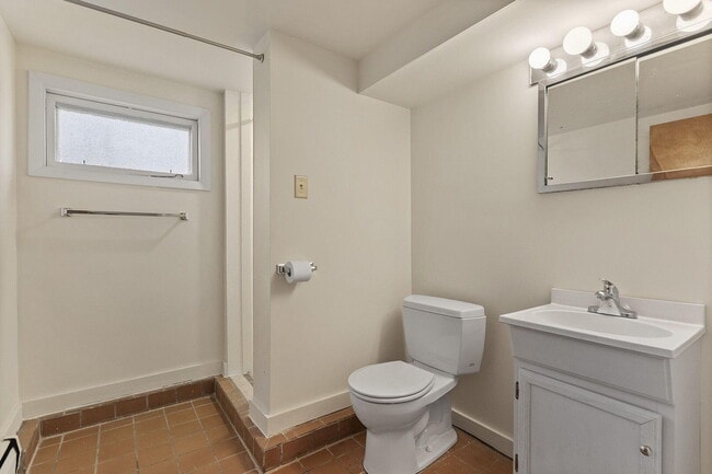 Building Photo - 340 Crown Point