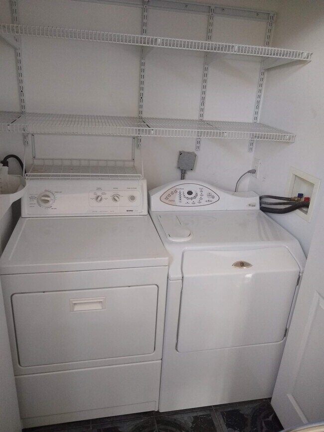 Building Photo - 1007 Dewey Ave NE