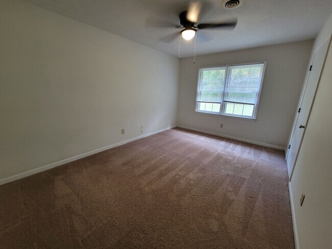 Building Photo - 2 bed 1 bath in Bogart!