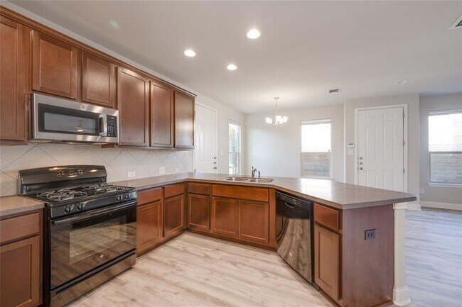 Building Photo - 5701 Cougar Dr