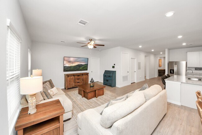 Building Photo - 25089 Pomegranate Pl