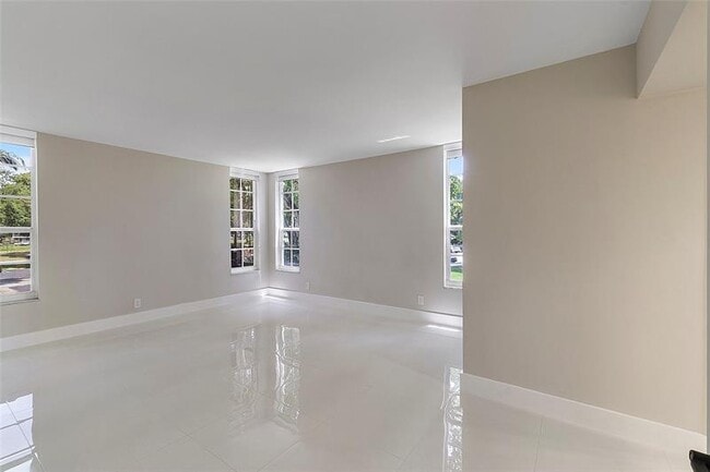 Building Photo - 605 Oaks Dr