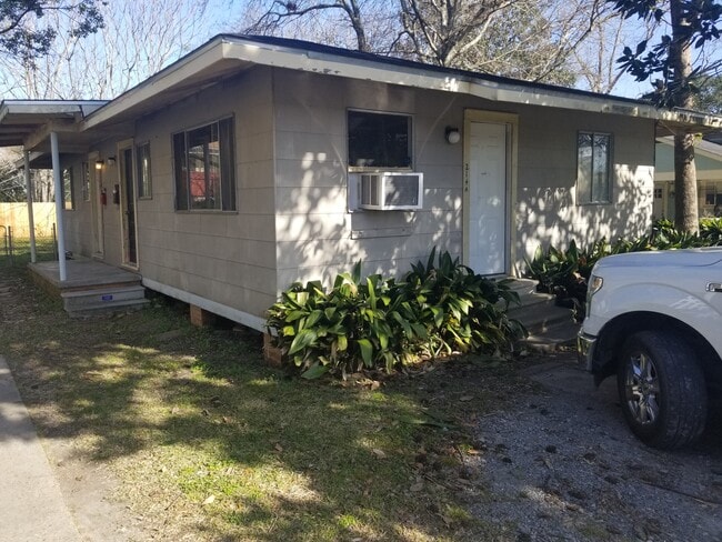 Building Photo - 214 St Thomas St