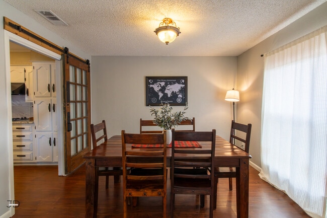 Building Photo - 5604 Greentree Ave