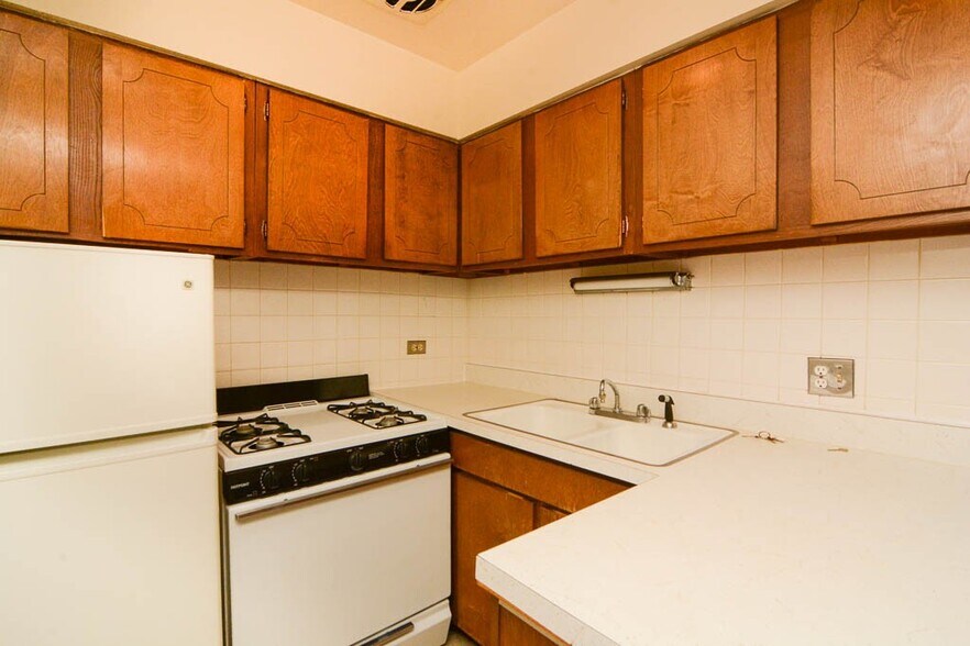 Building Photo - 533 W Aldine Ave
