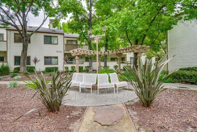 Building Photo - 1341 Meadow Ridge Cir