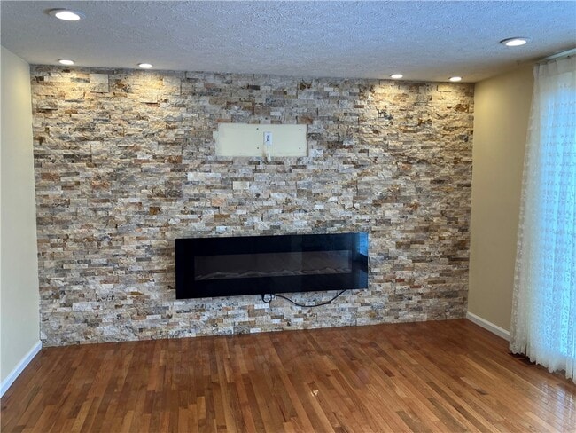 Building Photo - 120 Hummingbird Way