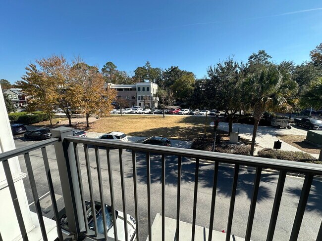 Building Photo - Two Bedroom Condo in the Heart of the Bluffton Promenade!