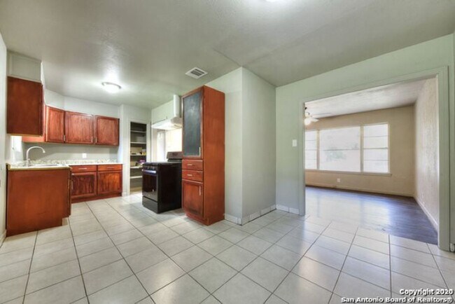 Building Photo - 3 Bedroom/1 Bath Sunset Hill Subdivision