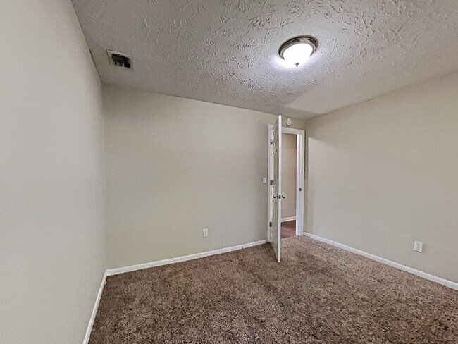 Building Photo - Northside Home