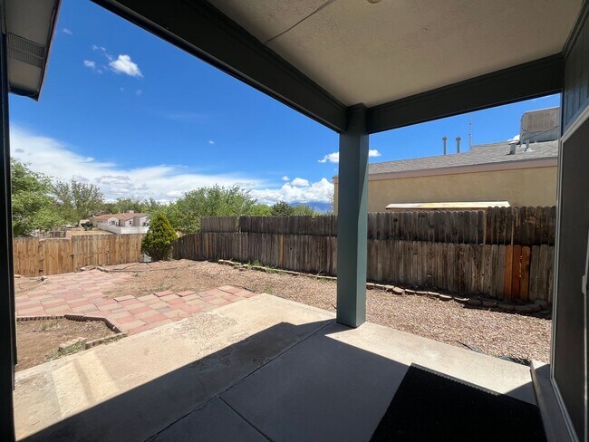 Building Photo - Cute 3 Bedroom 2 Bathroom Home In Rio Rancho!