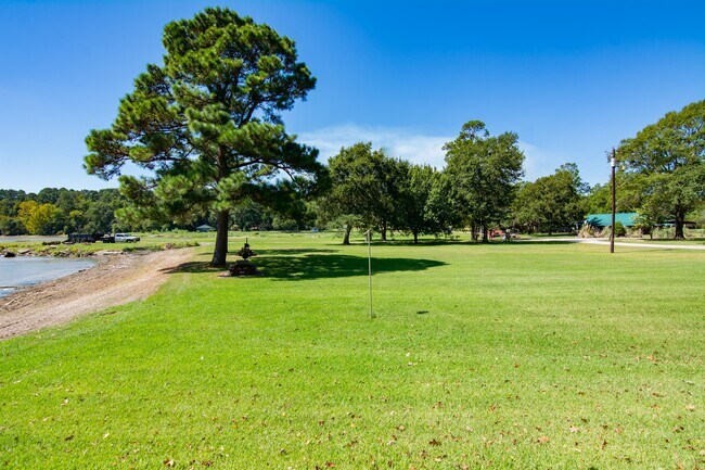 Building Photo - 150 Edgewater Way
