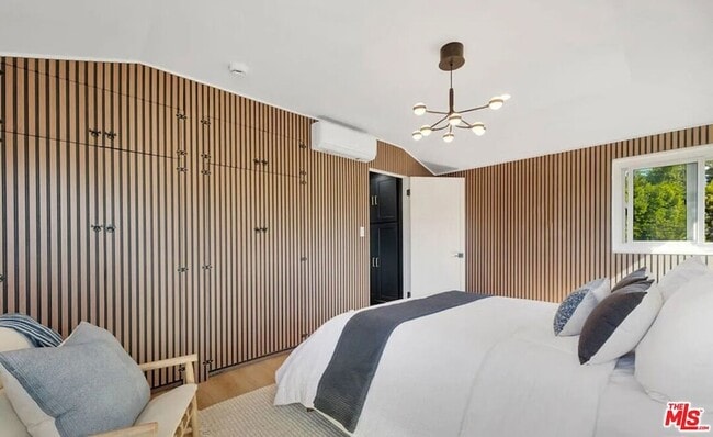 Building Photo - 418 N Bowling Green Way