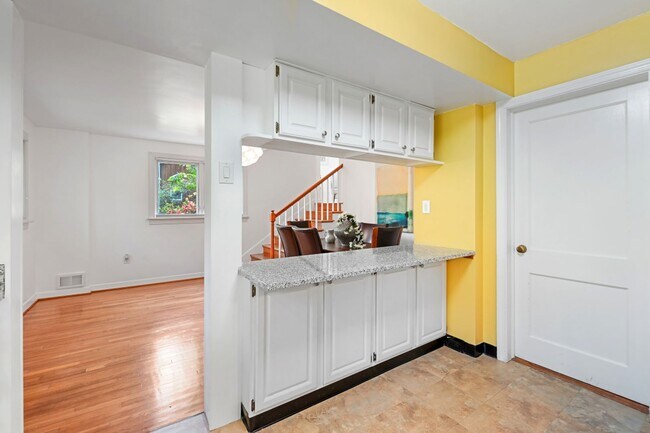 Building Photo - 3 Bed 1.5 Bath - Takoma Park Cottage - Mov...