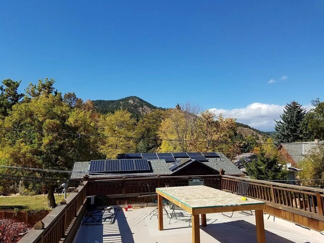 Building Photo - 3 Bedroom Home on the Hill - AVAILABLE NOW!