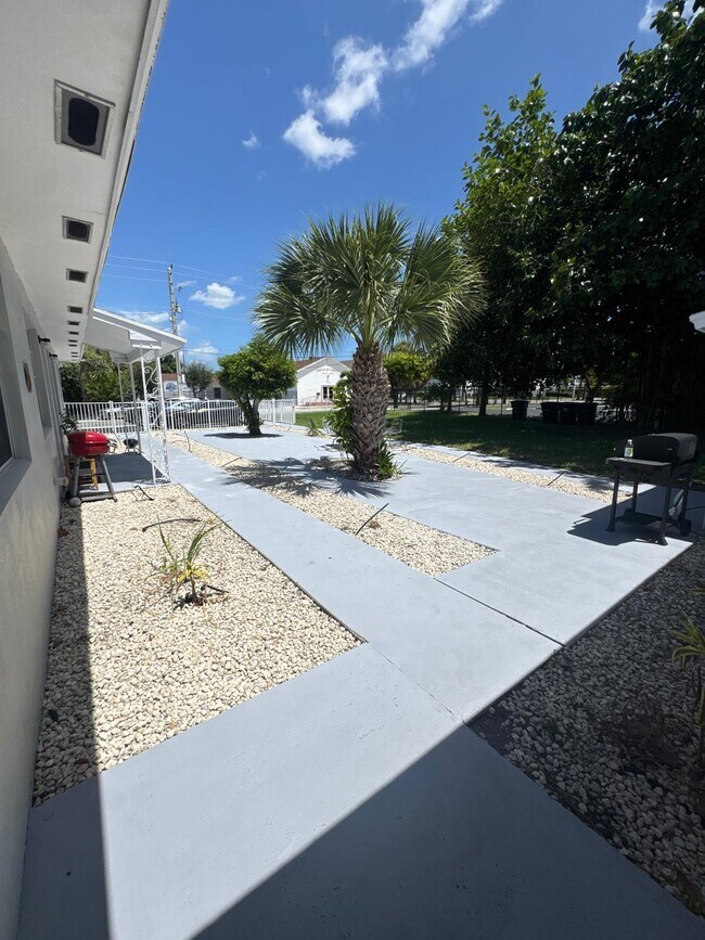 Building Photo - 914 3rd St