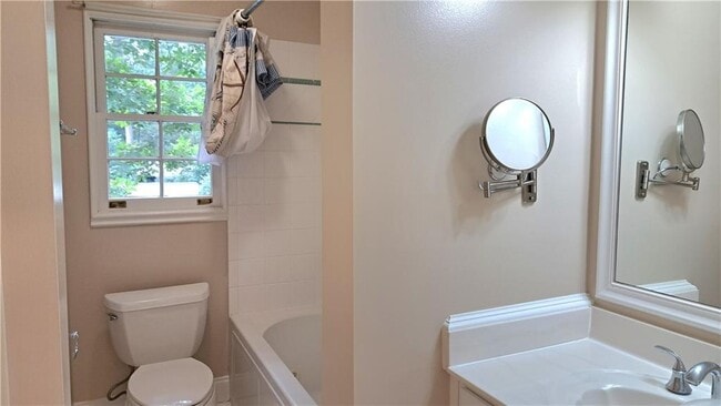 Building Photo - 1176 Converse Dr NE