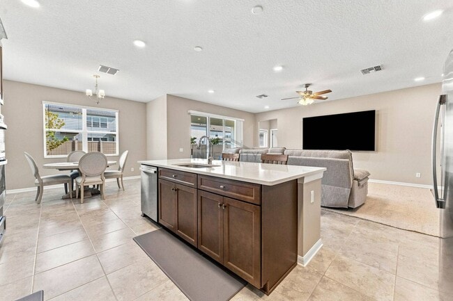 Building Photo - 9464 Crescent Ray Dr