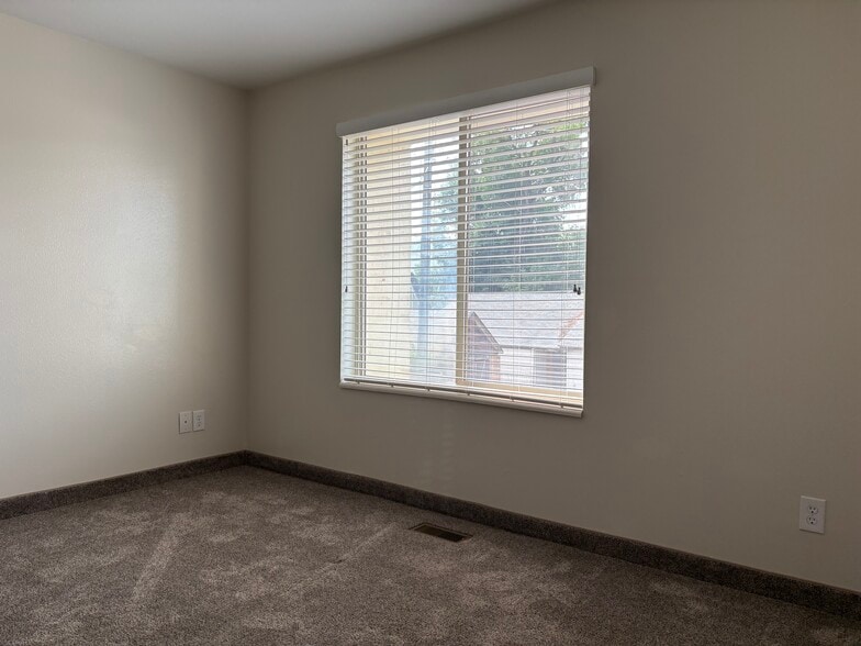 Building Photo - 574 S 200 W