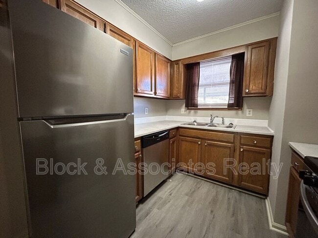 Building Photo - 802 Timberline Dr SE