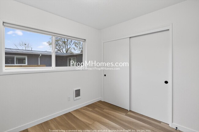 Building Photo - Updated Two Bedroom Unit with St Johns Views!