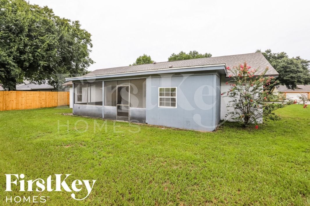 Building Photo - 2045 Houndslake Dr