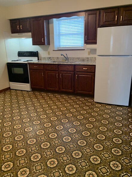 Eat-In Kitchen -Self Clean Oven - 3200 Oak Ave