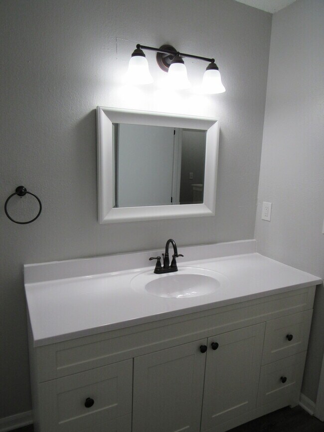 Building Photo - Cozy 2 bedrooms and 1.5 baths townhome located in Lee's Summit