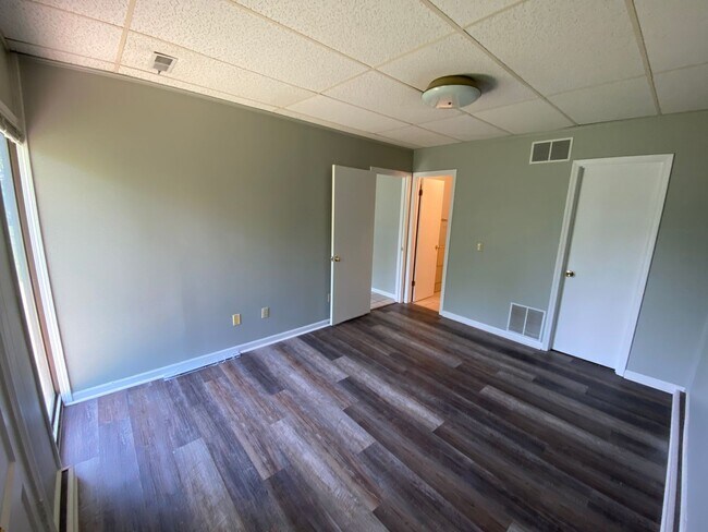 Building Photo - Adorable Apartment on the South Side!