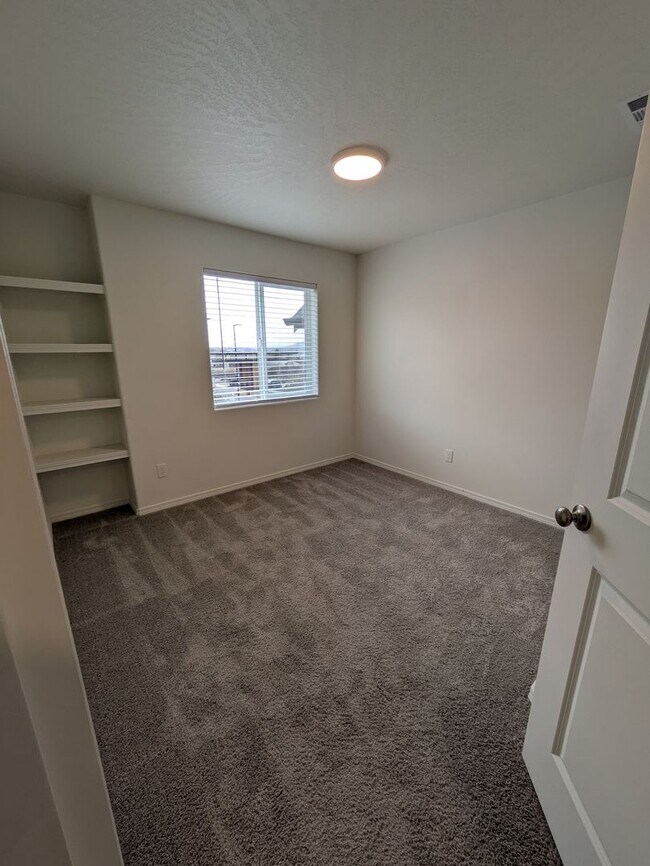 Building Photo - Brand New Townhome!